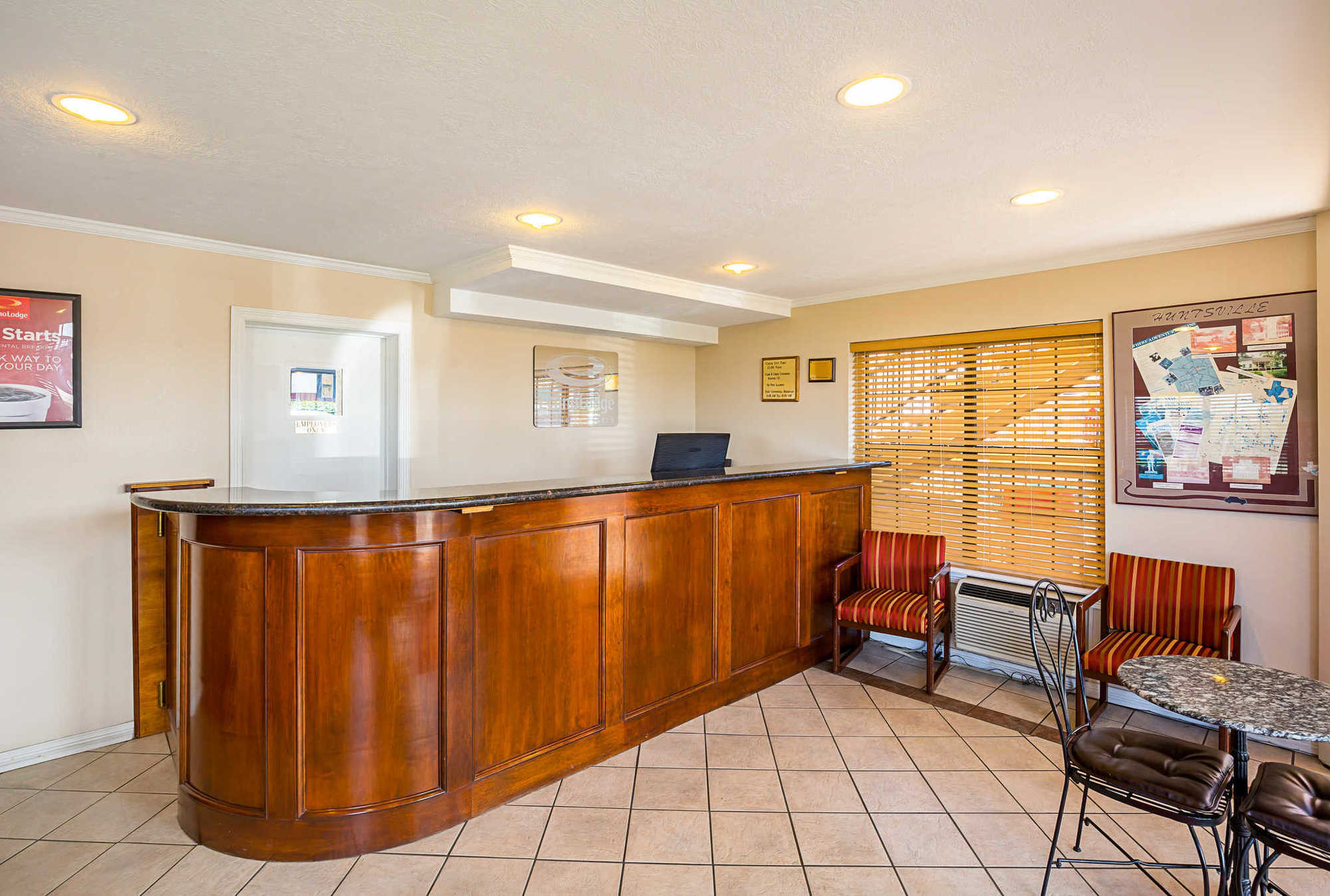 Econo Lodge Huntsville- University Area Interior photo